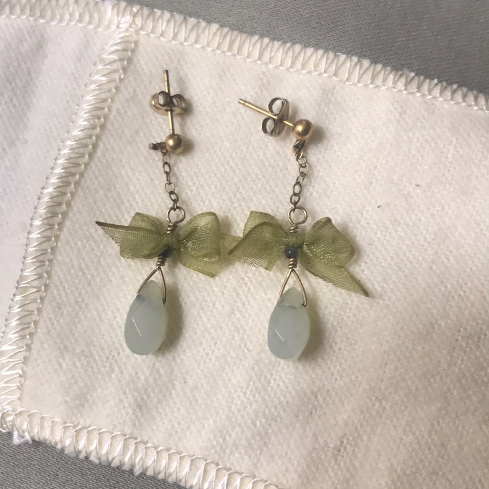 Gold-plated drop earrings with bow & green stone